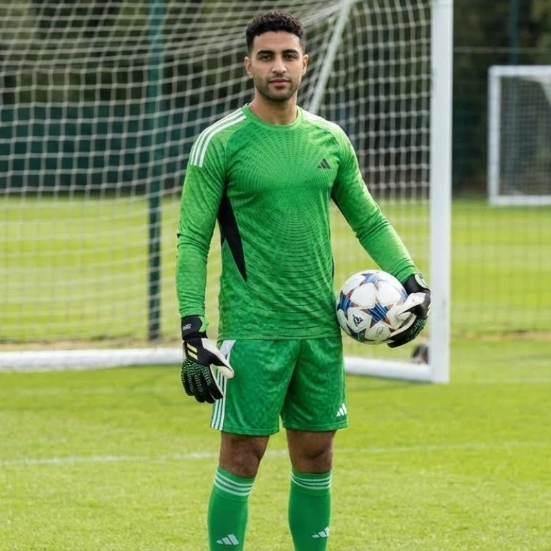Goalkeeper kit with sleeves